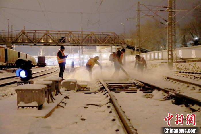 哈铁增加运能保障雪中出行：1.5对动车组重联29对列车加挂车辆