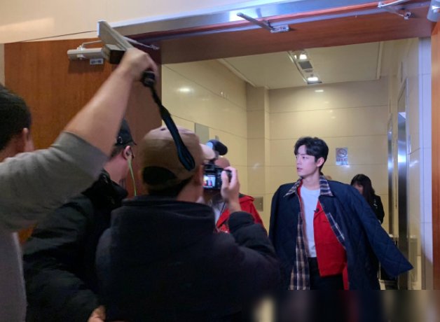 原创肖战后台被偶遇,路人镜头下的样子,"大佬"范实力圈粉