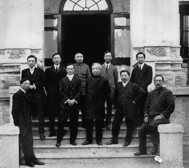 上海火车站|揭秘洪金宝的家世背景，个顶个都是民国时期的大人物