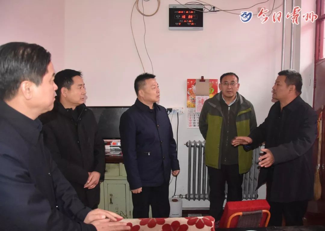 gdp和贫困标准关系_贫困山区的孩子图片(3)