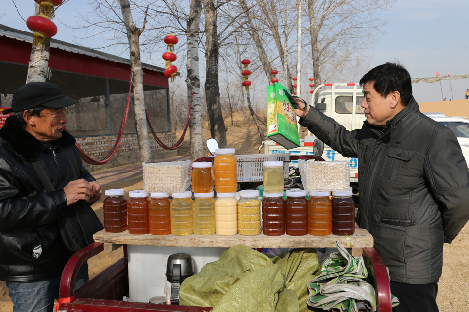 还是那朝邑镇红萝卜种植大户荔盛农业合作社耿永胜种植的"七彩红萝卜"