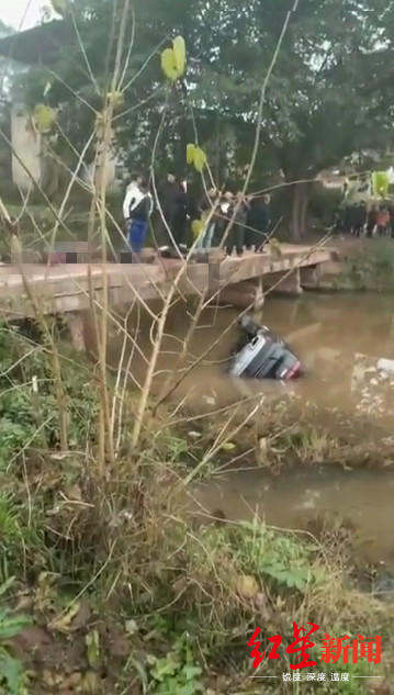 一越野车在四川岳池境内坠河，车内5人死亡其中有2名儿童