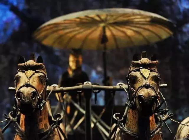 铜车马|你知道秦始皇铜车马上那把伞，有多逆天吗？