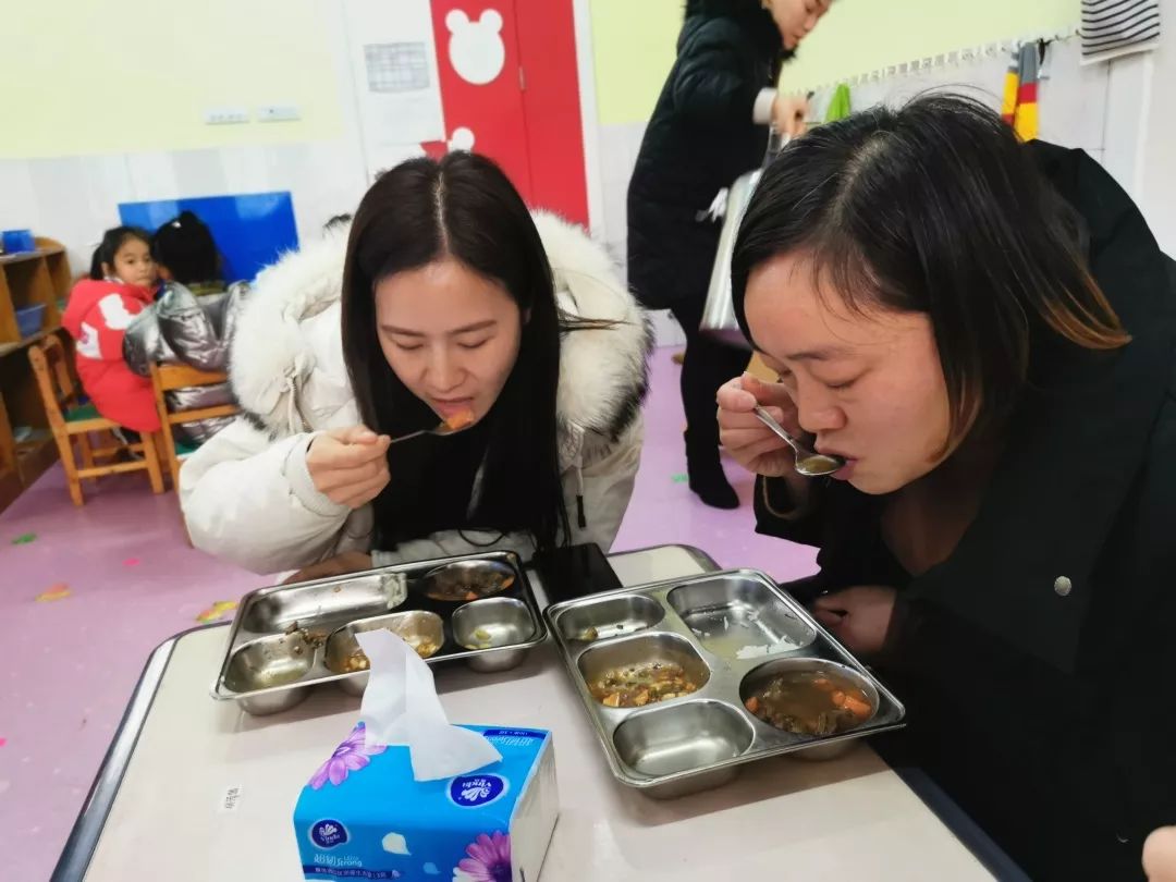 爱心陪餐,共享"食"光——代代红幼儿园家长陪餐活动