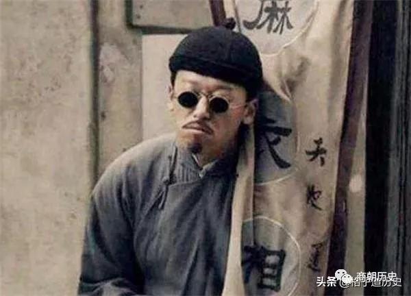 人家|相士去一人家算命，刚进门掉头就走，相士：不算了，一家人都不凡