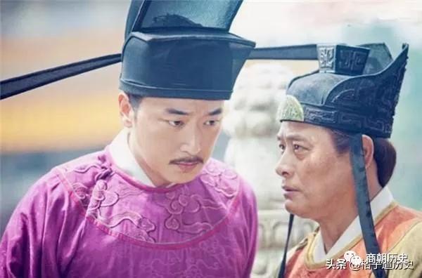 人家|相士去一人家算命，刚进门掉头就走，相士：不算了，一家人都不凡