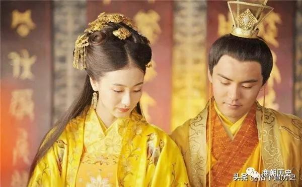 人家|相士去一人家算命，刚进门掉头就走，相士：不算了，一家人都不凡