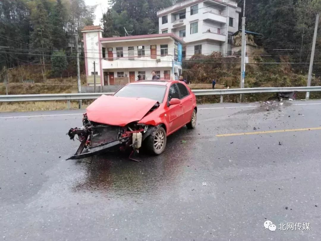 金六公路羊古坳路段发生一起车祸,小车与护栏碰撞,车头严重变形_隆回