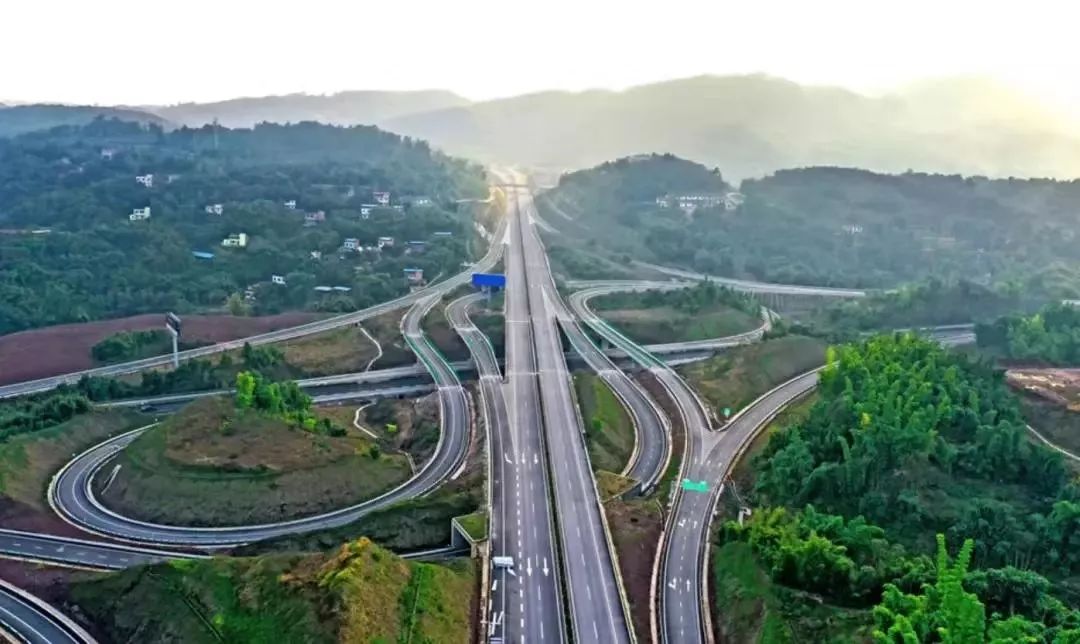 形成一条 纵贯南北的省际大通道 还形成四川南充,重庆潼南 大足,荣昌