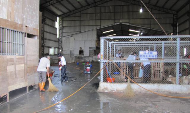 没为狗舍命 爱狗人士登门搞事骨打折