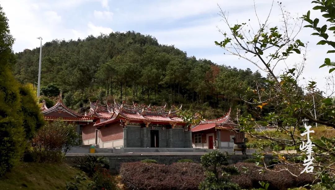 位于安溪城厢南坪村的午峰岩,坐落在五峰山腹.午烟香火连云缈,峰岫伽