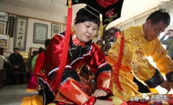 乾隆|乾隆的7世孙，手戴上亿大扳指，专家劝其上交，他直言回怼