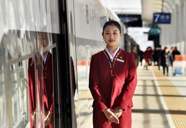 京张高铁车队列车员亮相平均年龄27岁