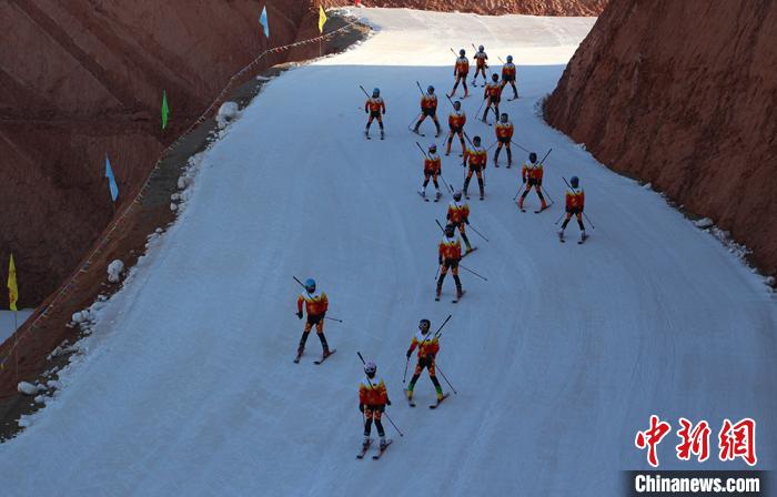 甘肃白银国家雪上项目训练基地挂牌民众参与促“冰雪经济”发展