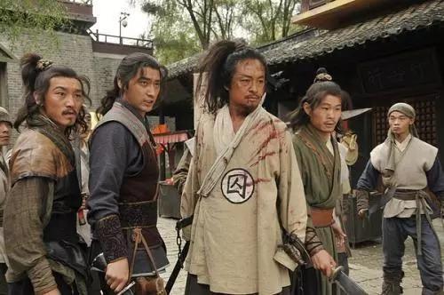 卢俊义|卢俊义喝下毒酒后还有一线生机，一直忠心于他的燕青为何不相救？