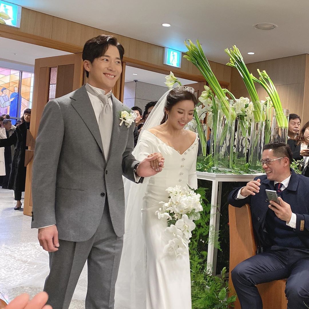 原创金泰希产后与老公rain首合体出席弟弟李莞婚礼弟媳颜值超高