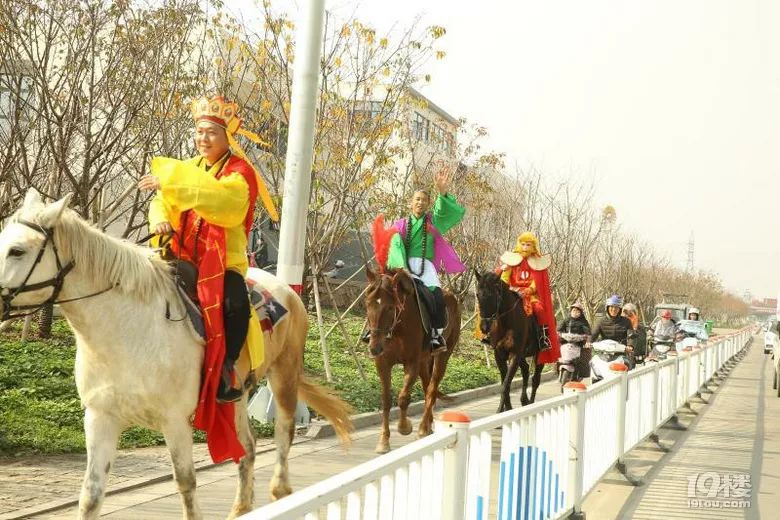 黄岩大街上"唐僧师徒四人"骑马逛街,太秀了吧