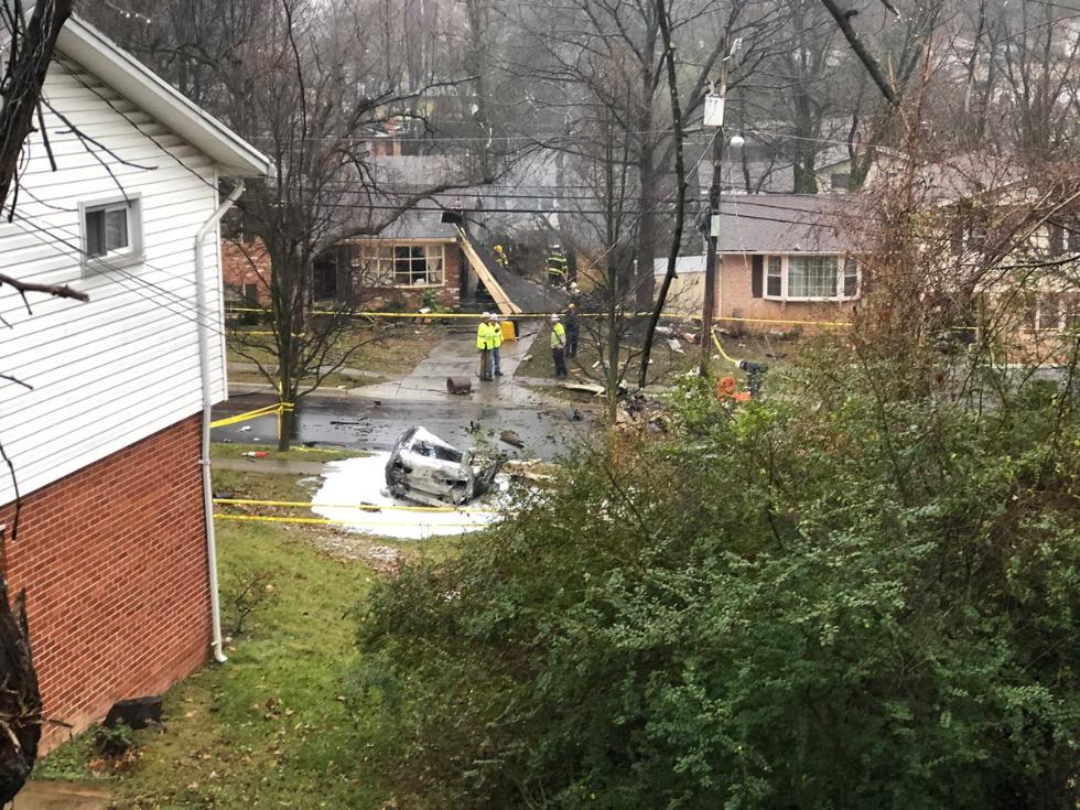 美国马里兰州一架小型飞机坠毁撞上民房飞行员当场死亡