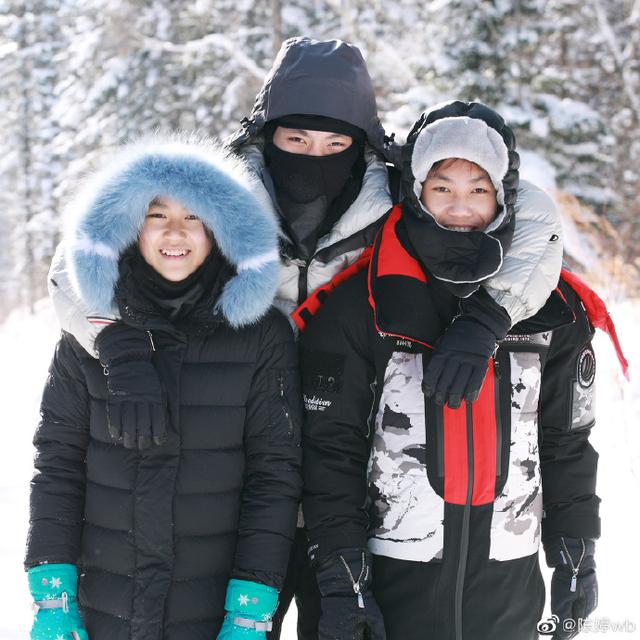 原创张艺谋一家被暴雪滞留雪乡，交警护送赶上火车，陈婷澄清并非