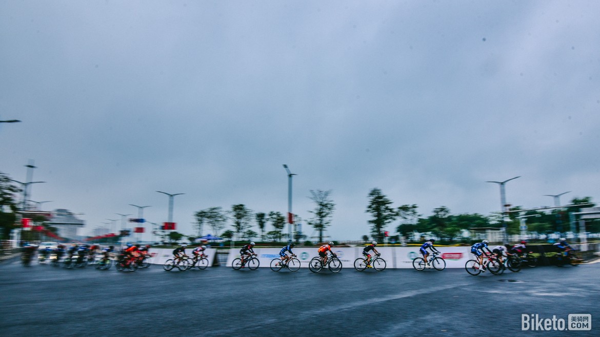 「美骑网BIKETO」妈祖脚下冷雨战 2019环大湾区自行车赛汕尾总决