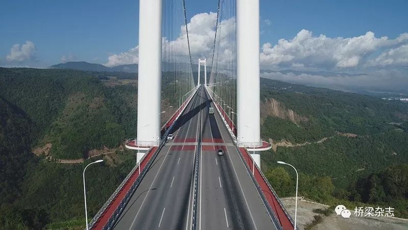复杂山区千米级悬索桥的设计与施工创新