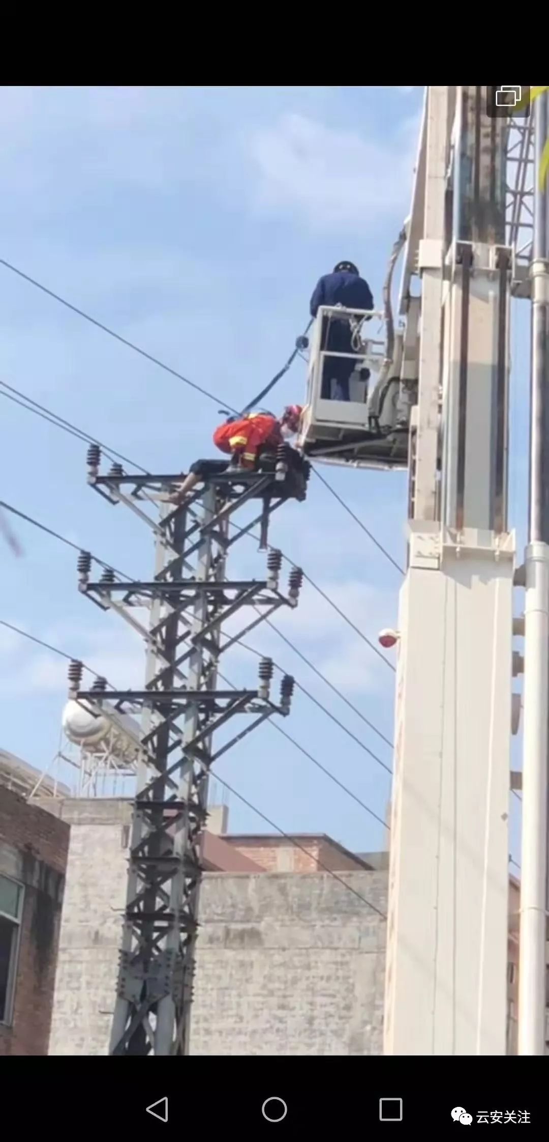 今日关注云浮一男子爬上高压线架电到出烟头都掉下来