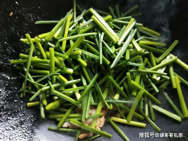 步骤8.加入韭菜心