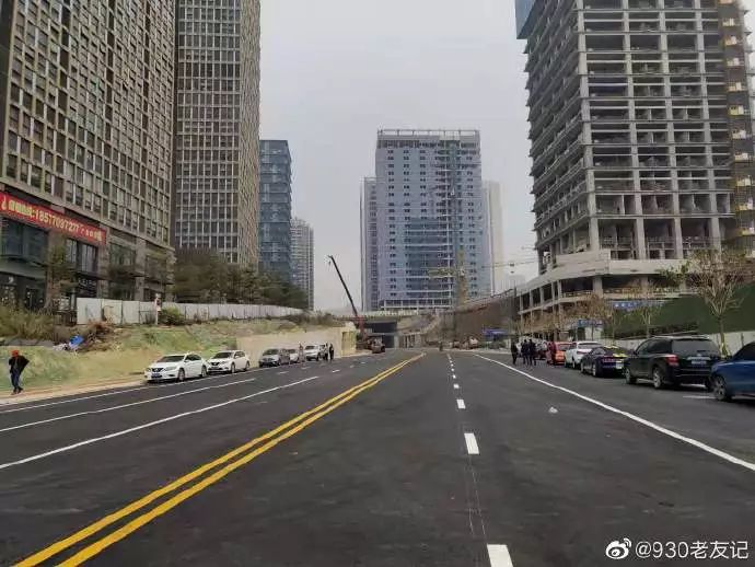 北路直走通过下穿隧道穿过东葛路,直达绿地中央广场再拐向滨湖北路