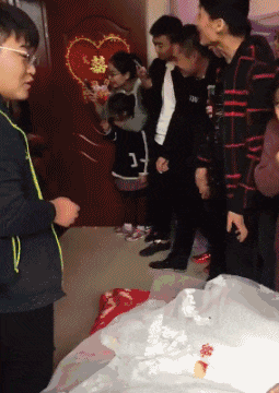 搞笑gif趣图:大哥,你这是什幺套路啊,竟让妹子主动送上门!
