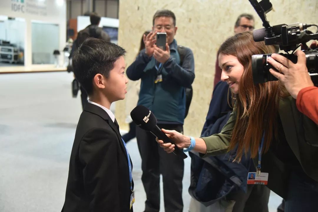 这是新华社的采访视频陈鹤途现在带着自己在联合国气候大会的经历回到