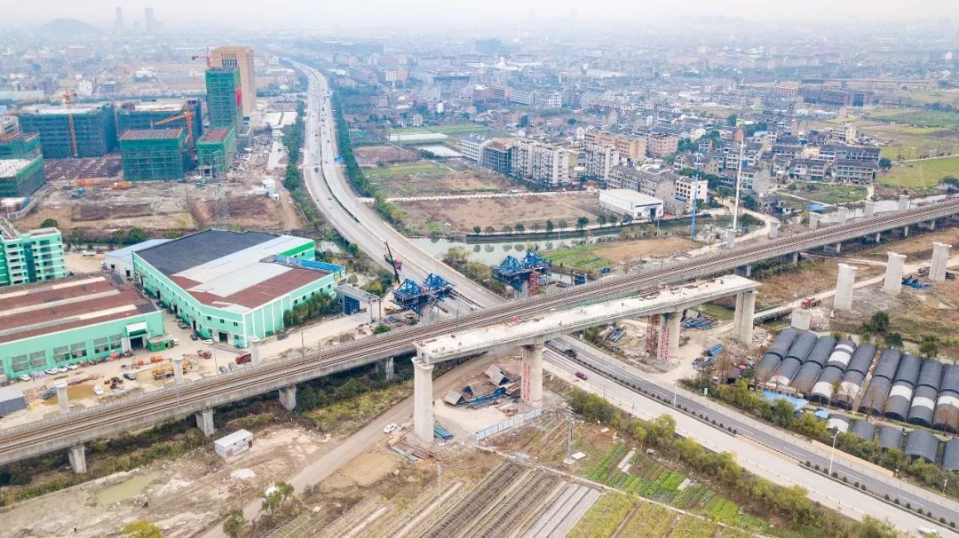 该桥梁是杭绍台铁路温岭段首个完成合龙的连续梁.