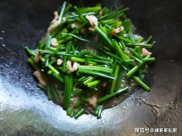步骤10.加少许水,小火焖一会儿,韭菜心变软就可以啦