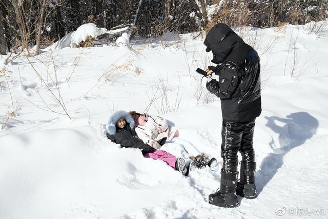 原创张艺谋一家遇暴风雪滞留雪乡，获救助后感谢交警却被质疑搞特