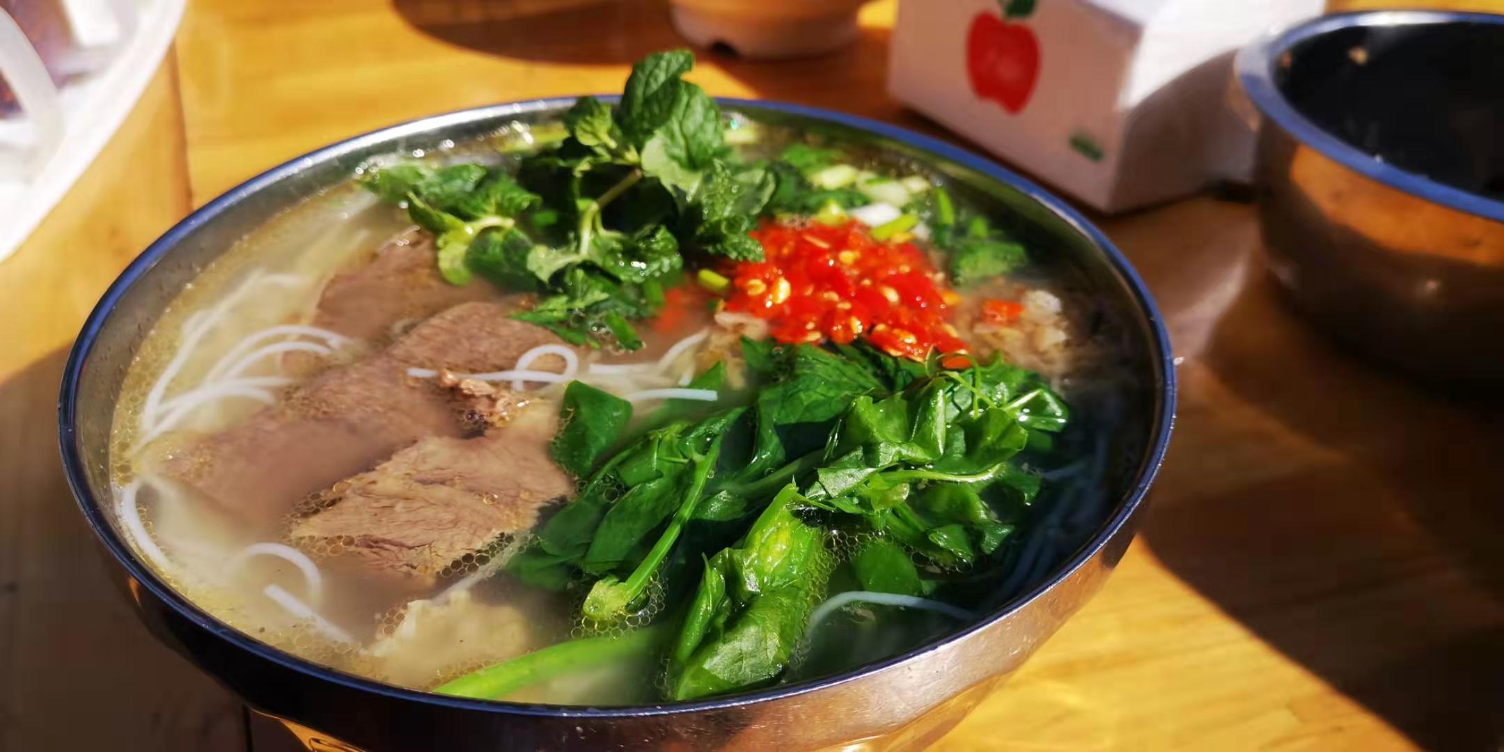 午餐时间,大家组队品尝最正宗的西昌米粉,买新鲜的果子,感受阳光带给