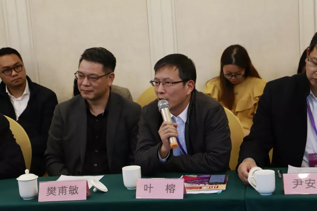 丽水市建设局副局长樊甫敏(左),杭州市上城区人民政府副区长叶榕(右)