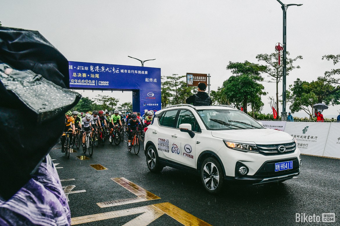 「美骑网BIKETO」妈祖脚下冷雨战 2019环大湾区自行车赛汕尾总决