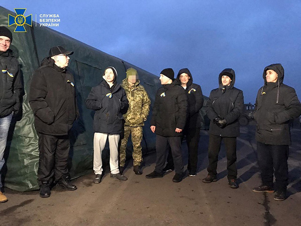 乌克兰东部冲突双方两年来首次交换战俘，法德表示欢迎