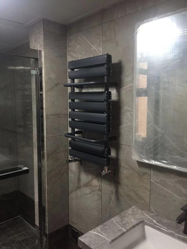 卫生间装了浴霸取暖,还要装小背篓暖气吗?能比浴霸好用吗?