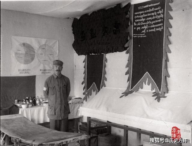 1938年9月,山西五台松岩口,白求恩和模范医院医务人员,指战员在一起