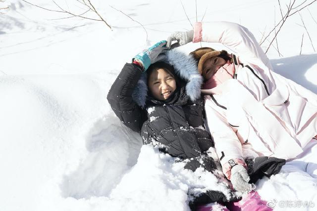 原创张艺谋一家遇暴风雪滞留雪乡，获救助后感谢交警却被质疑搞特