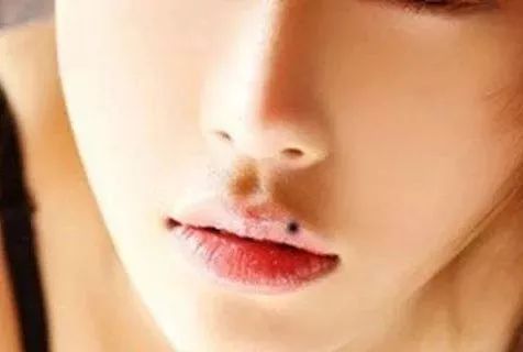 用什么方法可以让嘴巴变大 884663942d274453bcff8b25ad431560.jpeg