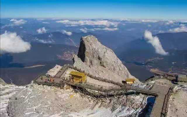 张艺谋家人雪山遇暴雪受困，妻子陈婷发文感谢交警遭网友狂喷！