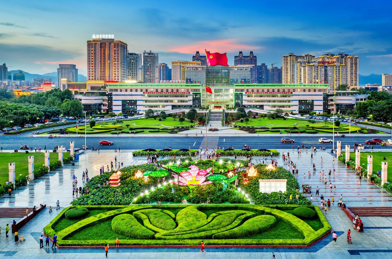 贵港新世纪广场近年来,广西贵港市始终坚持以习近平新时代中国特色