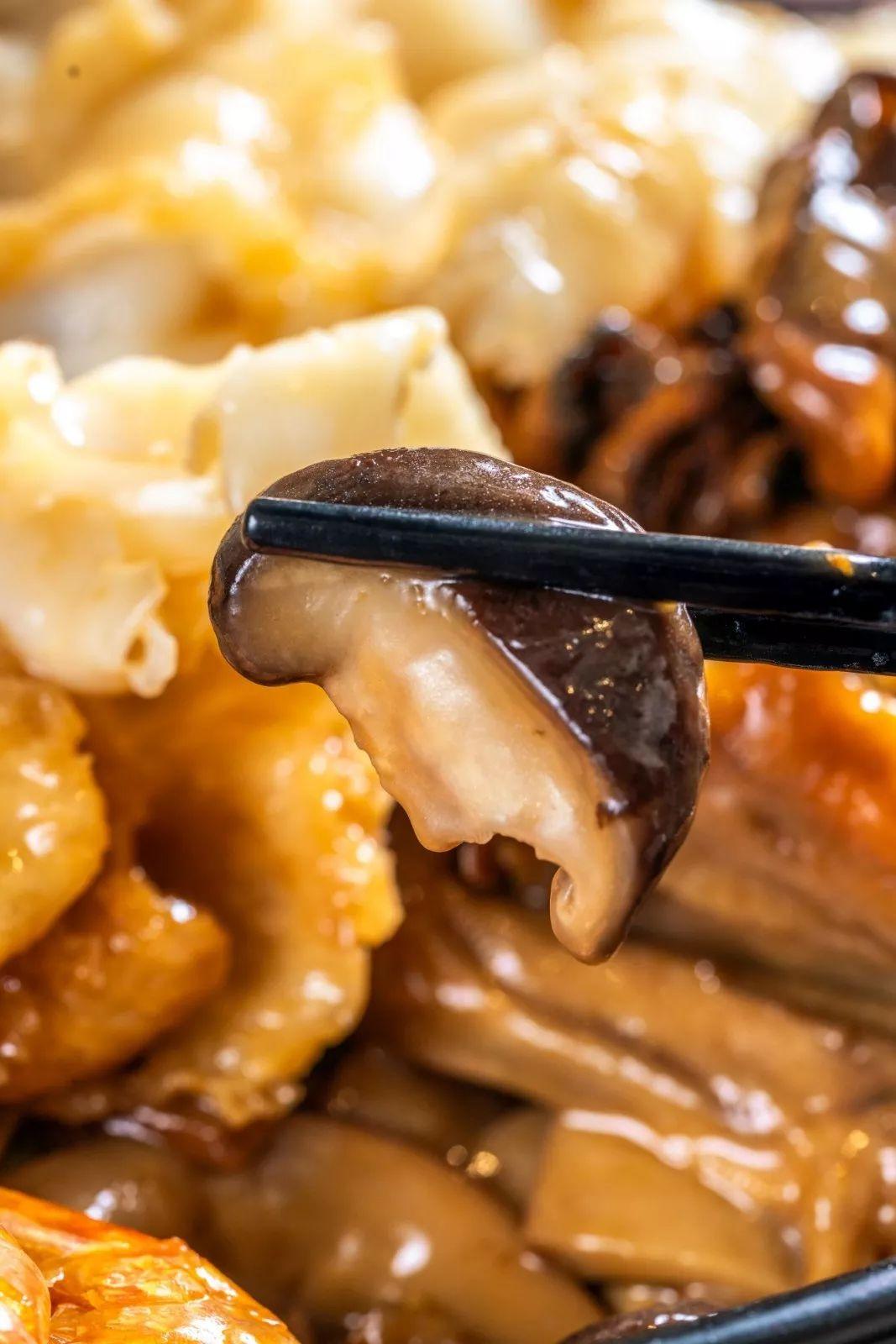 20斤"壕气"盆菜来了,集齐鲍参翅肚10 种食材,点一份吃