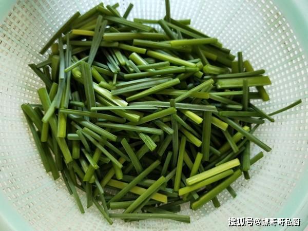 配料:   韭菜心 250克,五花肉 50克