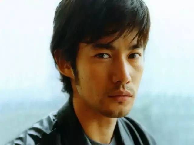 感觉竹野内丰 就是日本丧帅的领军人物 脸蛋就是金城武 古天乐的结合