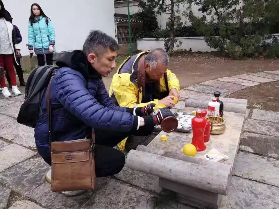 包括大清早的,人家就从家里面带来食物,酒,到李白墓去祭拜"