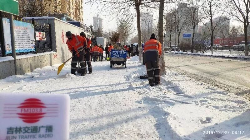 持续在路面上进行清雪作业,环卫工人不畏低温天气,这已经是入冬以来的