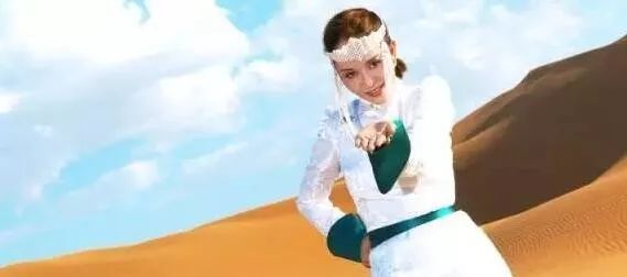 她唱的一首《我要带瓶好酒回家》唱的催人泪下