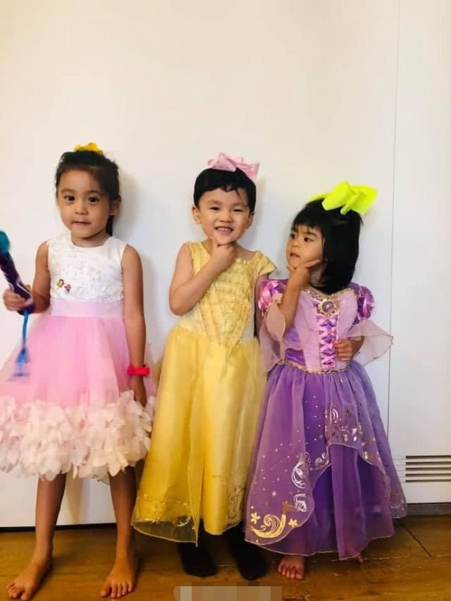 贾静雯女儿近照,咘咘给小男孩穿公主裙,波妞对